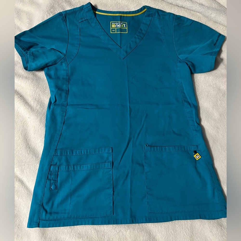 Women’s WonderWink teal scrub top XS